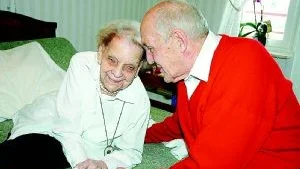Blivande 101-åringen Mimmi Andersson tillsammans med sonen Lasse. Den 3 mars firar hon den stora dagen i sitt tidigare hem på Åkervägen i Finspång.Foto: Magnus Petersson