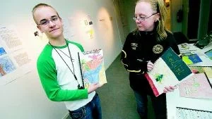 Den underbara julen är Emelie Kojo-Liljas berättelse och Patrik Pressfeldt har skrivit om Den bakvända världen. Omslagsbilden till sina berättelser har de inspirerats till på Konstmuseet.