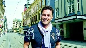 Peter Jöback utanför Skandiateatern, platsen där karriären började.
- Det var kul. Jag har väldigt många minnen härifrån, men det var länge sedan och det har runnit ganska mycket vatten under broarna, skrattar han. Foto: Titti Olovsson.