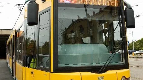 Malmö nästa! En av Norrköpings fem nyaste spårvagnar, transporteras till Malmö nästa vecka. Men det är bara en tillfällig förflyttning. Foto: Robert Svensson