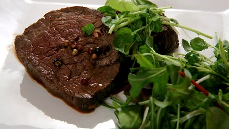 Kryddigt. Helstekt oxfilé med pepparsås är festmat som kan förberedas.