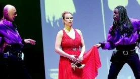 Anthony Neilsons "Dissocialia" kan liknas vid en "Alice i underlandet" för vuxna. När Lisa (Karin Oscarsson) stiger in i en magisk värld möter hon först två förvirrade "osäkerhetsvakter" (Mats Qviström och William Wahlstedt). "Om det var säkert, varför skulle man då behöva vakter?" säger de.
Foto: Anita Kjellberg
