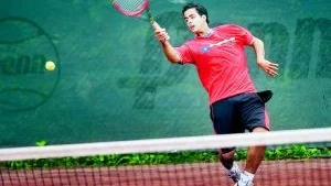 NTK:s Saman Samii imponerar på tennisbanorna i Himmelstalund. I dag spelar han final i herrsingel-B. Foto: Andreas Skogh