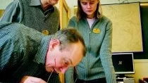 Björn Wahrby, Benny Rydström och Monica Eriksson på Stadsarkivet serverade godbitar ur samlingarna på Arkivens dag, där temat i år var ovanligt matnyttigt - mat och dryck.