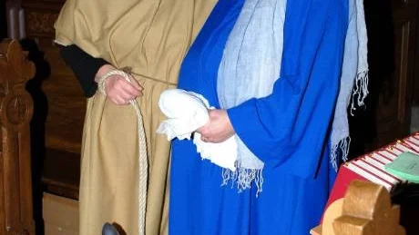 Lena Eklöv, som Josef, och Silja Edvardsson, som Maria, i Risinge församlings julspel i Slottskapellet.