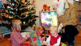 För många är julen värme, högtid, gemenskap och gåvor i överflöd. Men siffror TT tagit fram visar att tiotusentals barn i Sverige lever i familjer som får socialbidrag i december - en av årets toppmånader för socialbidrag. I Finspång får man inget extra till jul. Foto: Scanpix/arkiv