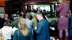 Med ett stort antal riksmedier samlade till Transportforum blev (den dåligt organiserade) presskonferensen med infrastrukturminister Åsa Torstensson en bökig, snudd på kaotisk, tillställning. Huvudpersonen själv skymtar, starkt inklämd, som tvåa från vänster mitt i bilden.