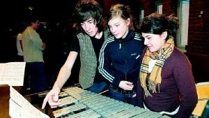 August Person, Sofie Österström och Sara Nilsson från Musikgymnasiet De Geer gillade mötet med musikerna på Konstmuseet igår.