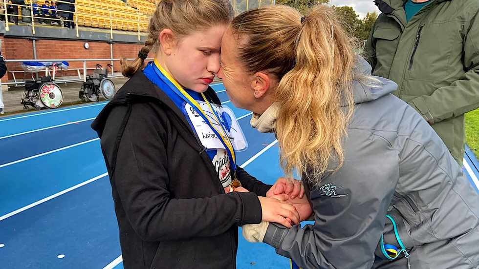 Lovisa Forsberg är duktigt trött efter sitt lopp. Här gratuleras hon av sin mamma Malin Forsberg.