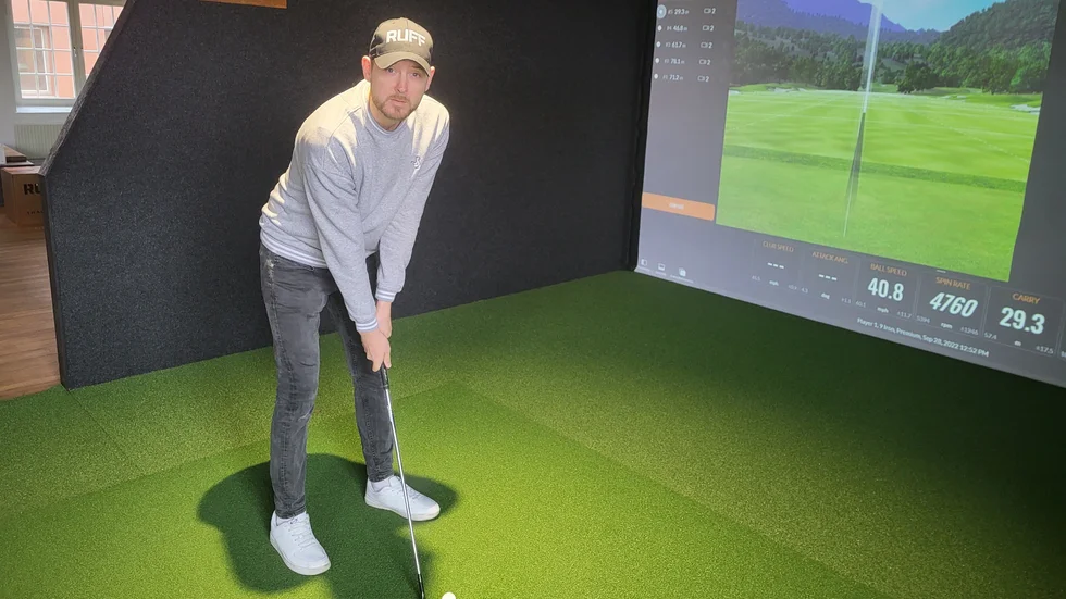 Anläggningen har fyra golfsimulatorer och även en shop och servering av enklare mat och dryck.