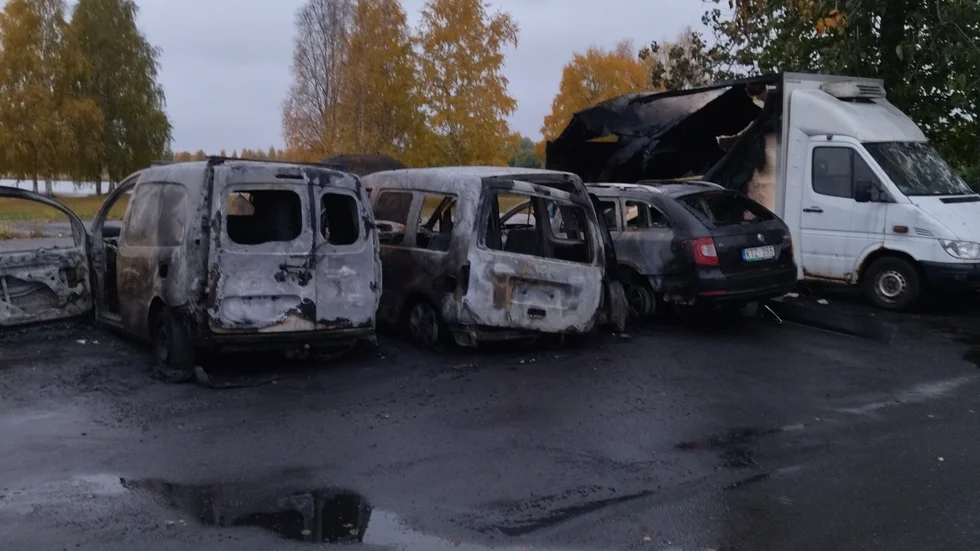 Fyra bilar brann på en parkering i Boden på lördagskvällen. 
