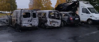 Fyra bilar stod i lågor i Boden – polisen ska utreda om branden var anlagd