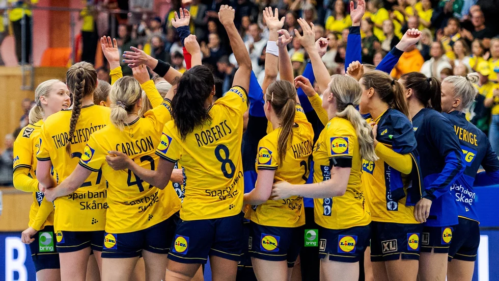 Sverige firar efter segern mot Brasilien med 31-25.
