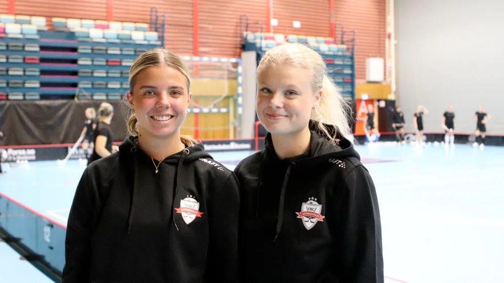 Ebba Myllivainio och Tyra Lantz spelade både med Onyx i division 1 förra säsongen - nu lirar både allsvenskt med FBC Katrineholm.