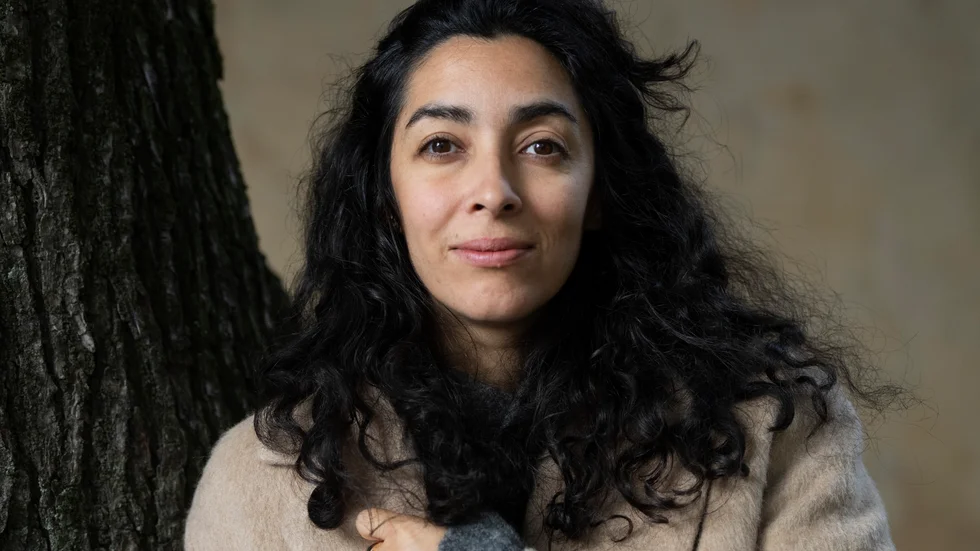 "Jag tänkte 'vem tror du att du är, som ska beskriva hur alla dessa människor påverkas av den stora katastrofen. Hur kan du ta dig an det med så lite att gå på?', säger Negar Naseh, vars roman skildrar revolutionen i Iran i slutet av 70-talet.