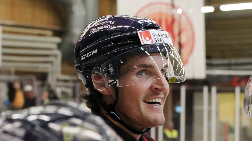 VIK:s Daniel Brickley är en av kandidaterna till "Månadens spelare" i Hockeyallsvenskan.
