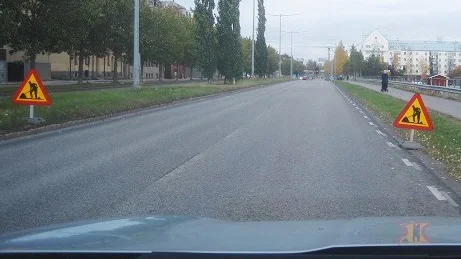 Varningstavlorna för vägarbete stod kvar fast arbetena avslutats en vecka tidigare, eller mer. 