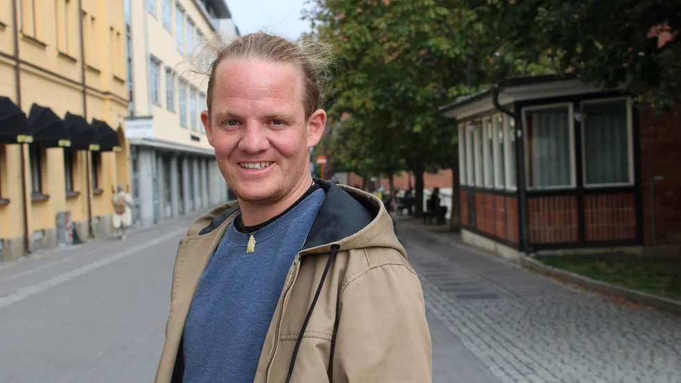 Patrik Enlund lämnar Norrköping och jobbet som radioreporter. Han har köpt en enkel biljett till Curacao.