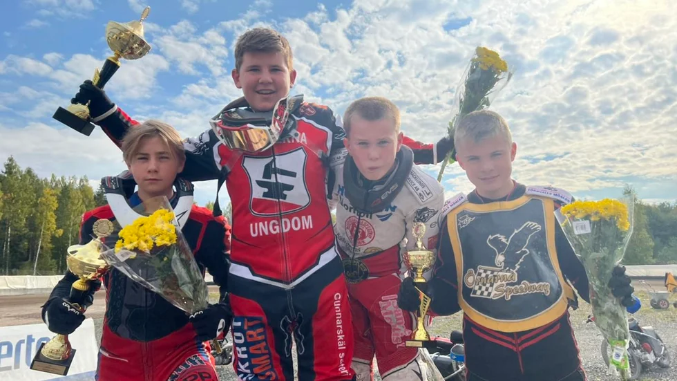 Charlie Netz (i smedvästen) jublar efter sin första seger någonsin i en individuell tävling. Han var dessutom före landslagstrion Harry Lundahl, Tyr Söderblom och Leo Klasson.