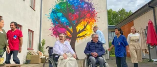 Graffitivägg på äldreboendet – Isabellagården får nytt färgglatt konstverk: "Mer än bara rutiga gardiner och pelargoner"