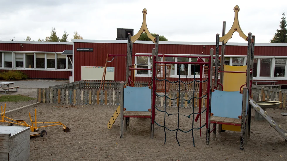 Insändarskribenten undrar hur barnen från Björklunda förskola ska kunna åka buss till sin nya placering på Strömnäsbacken när närmaste hållplats ligger två kilometer bort.