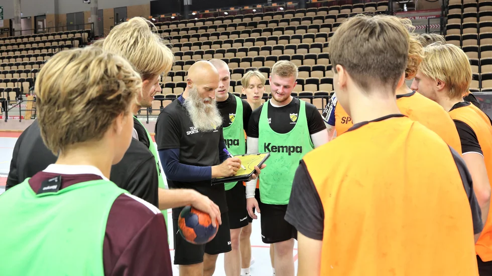 Tränaren Arnis Butan drar upp riktlinjerna för Gutes herrlag i division 2.