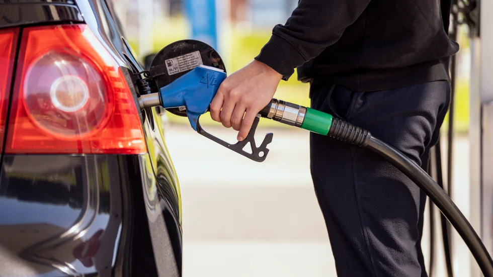 EU:s ministerråd ger Sverige rätt att slopa energiskatten på bensin och diesel i tre månader. Det kan innebära ett flera kronor lägre bensinpris. Arkivbild.