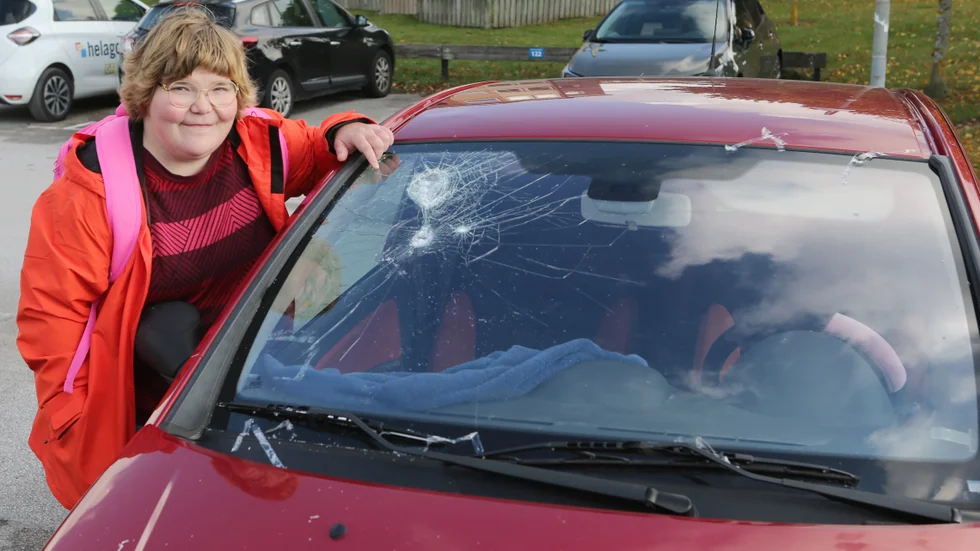 Kiira Lujala-Boman fick sin bil vandaliserad. Någon kastade en skiftnyckel på vindrutan, bröt upp bakluckan och flyttade den från parkeringsplatsen så att hon fick böter för att hon stod i vägen.