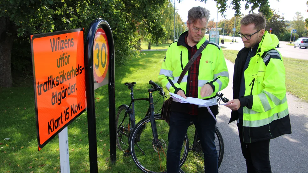 Projektledare Per Oldfeldt och trafikingenjör Magnus Lundkvist har planerat de nya cykelpassagerna. Arbetena kommer att pågå till mitten av november.