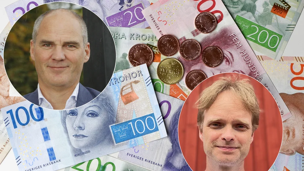 "Kommunstyrelsen kan inte ge kommundirektören pengar att fördela", säger David Aronsson (V), till höger i bild.
Till vänster i bild syns Strängnäs kommundirektör Lars Ekström.