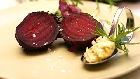 Vulgärt gott. "Beta vulgaris" eller rödbeta bakad i salt är beviset för att enkelhet kan överträffa allt vad tillkrånglad kokkonst heter.