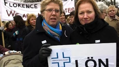 Vårdförbundets ordförande i Östergötland Kristina Nyström och operationssjuksköterskan Åsa Löfgren tycker båda att det är på tiden att sjuksköterskornas jobb uppvärderas. Foto: Janne Forsby