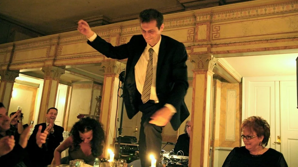 Krögaren Lambros Pitiacoudis från Athena på Kungsgatan, bjöd på en grekisk bordsdans, vid 25-årsjubileet för Bråvikens HRK.
Foto: Björn Persson