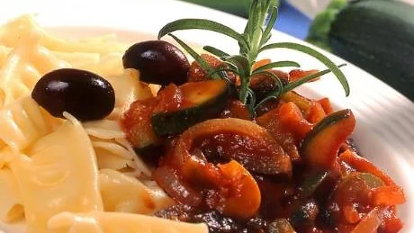 Smakrik pasta. Ratatouille, det vill säga fransk grönsaksgryta, är lika god rykande het till pasta som kall på gott bröd.