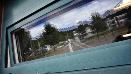 Tre skotthål i ett av fönstren på kyrkan i Navestad upptäckte Ola Berggren när han kom till jobbet i går morse. Med all sannorlighet är det ett luftgevär som använts.