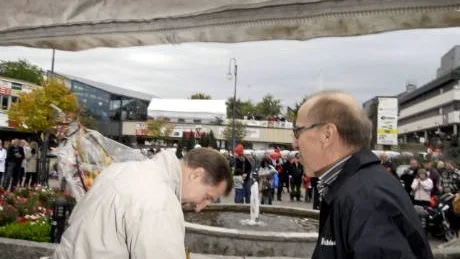 Grattis Årets Finspångare. Folkbladets politiske redaktör Widar Andersson delade ut priset på Bergslagstorget till Per-Erik Störe. Diplom, blommor och en tavla signerad Iréne K:son Ullberg överlämnades. Foto: Henrik Witt