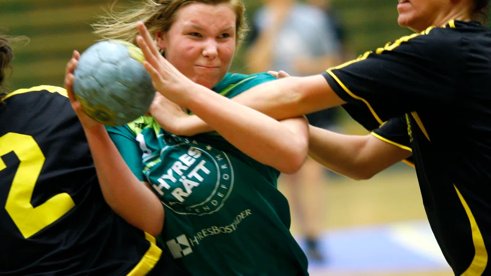 Maria Hossman tränger sig fram genom Järnvägens försvar. Foto:Niclas Sandberg