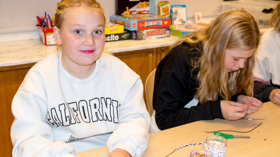 Elvaåringarna Vendela Ryngberg och Felicia Björklind hänger gärna på fritidsgården i Valla. 