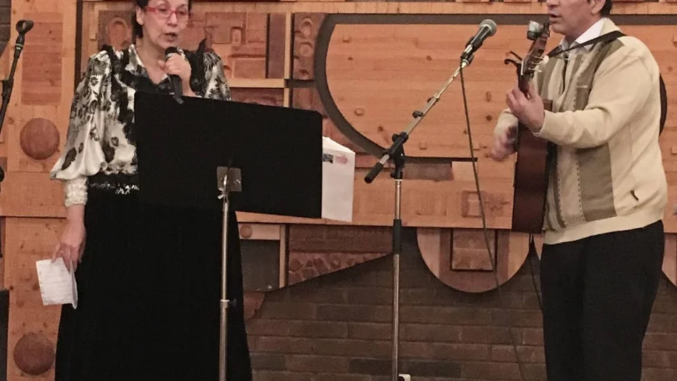 Musik. Sari och Henry Swartz sjunger på Margretelund i Öjebyn.