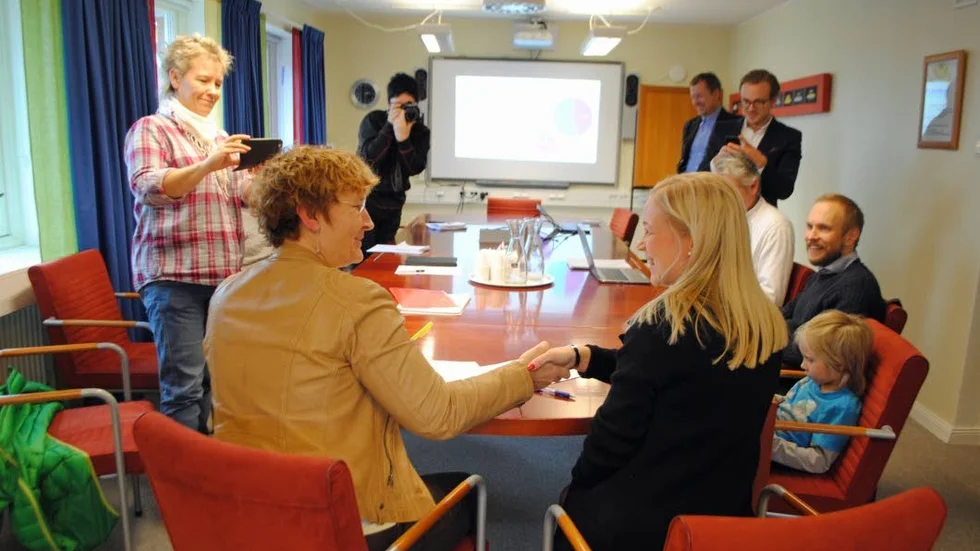 Det ser ut som om båda parterna tyckte att det var Sveriges bästa bredbandsavtal som skrevs under, här tar det i hand på detta, från vänster Britta Flinkfeldt, kommunalråd och Linda Hernström, chef för Telia fiber, till höger.