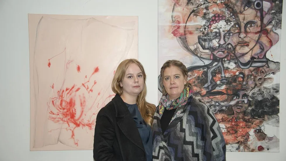 Vandringsutställning. "Att se samma tavlor i så olika lokaler är intressant och lärorikt. Det ändras så mycket, det behövs olika sätt att tänka varje gång", säger Frida Rubin och Mia Mollin, som åker runt med utställningen.