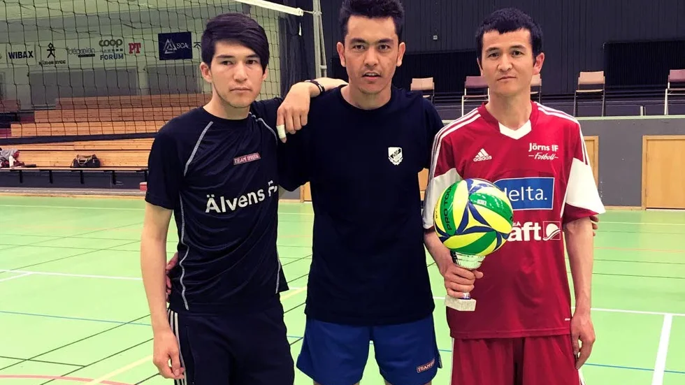 VOLLEYBOLL PÅ G? Khadim Rahimi från Piteå (till vänster), här tillsammas med Mohammad från Luleå och Yasin från Jörn, arrangerade en volleybollturnering i Piteå. Och nu vill han väcka sporten till liv i staden.