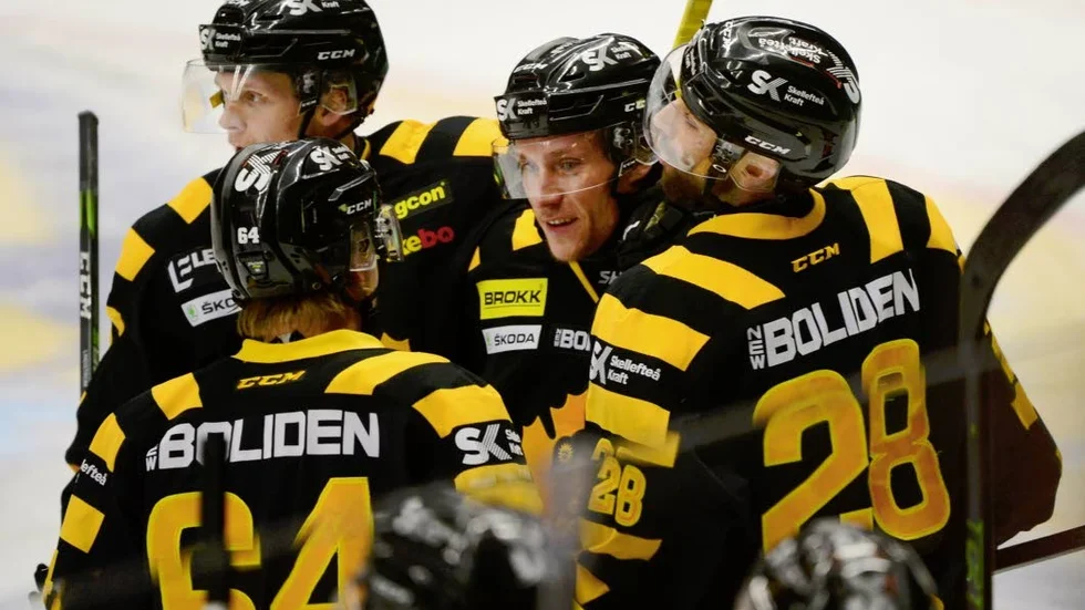 Hemmajubel. Skellefteås Jesper Olofsson uppvaktas efter 1-0 målet mot Rögle.