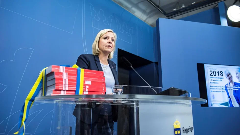2018 års budget, här presenterad av finansminister Magdalena Andersson (S) i september, innehåller både bu och bä.