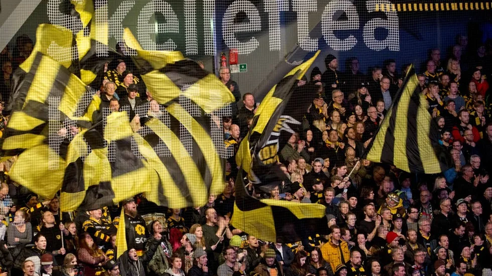 INGA SVAR. Skellefteå AIK och dess fans vill nog ha svar från klubbledningen, som dock vägrar svara på frågor efter att en minderårig spelare blivit dömd för sexuellt övergrepp motn barn. Personerna på bilden har inget med artikeln att göra.