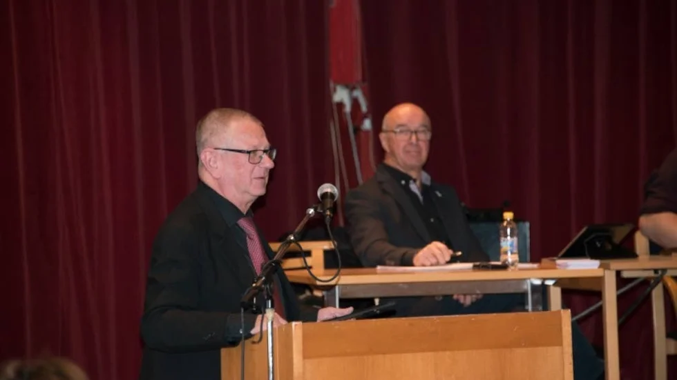 Slå ihop. Vid senaste fullmäktige lämnade Lars Ralph (M) in en motion, gällande att en eventuell hopslagning av bibliotek och Turistbyrå bör utredas.