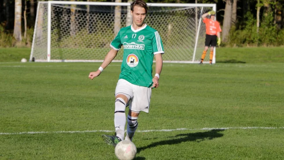 MÅL. Johannes Holmqvist gjorde mål på straff för Älvsbyn. (arkivbild)