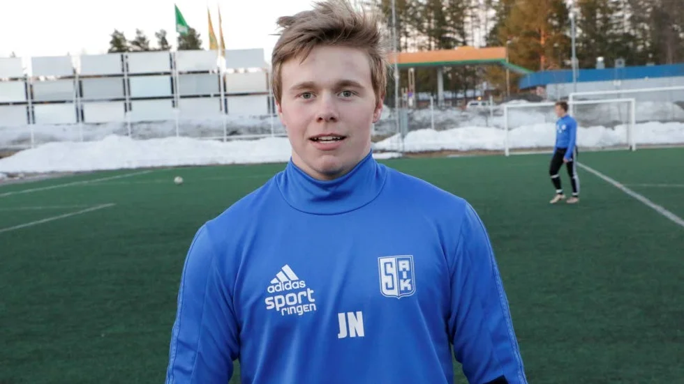 SÄKER. Johan Nyström gjorde en stark division 3-debut mellan Storfors AIK:s stolpar.