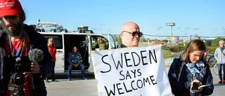 Här går demonstranterna över till Sverige