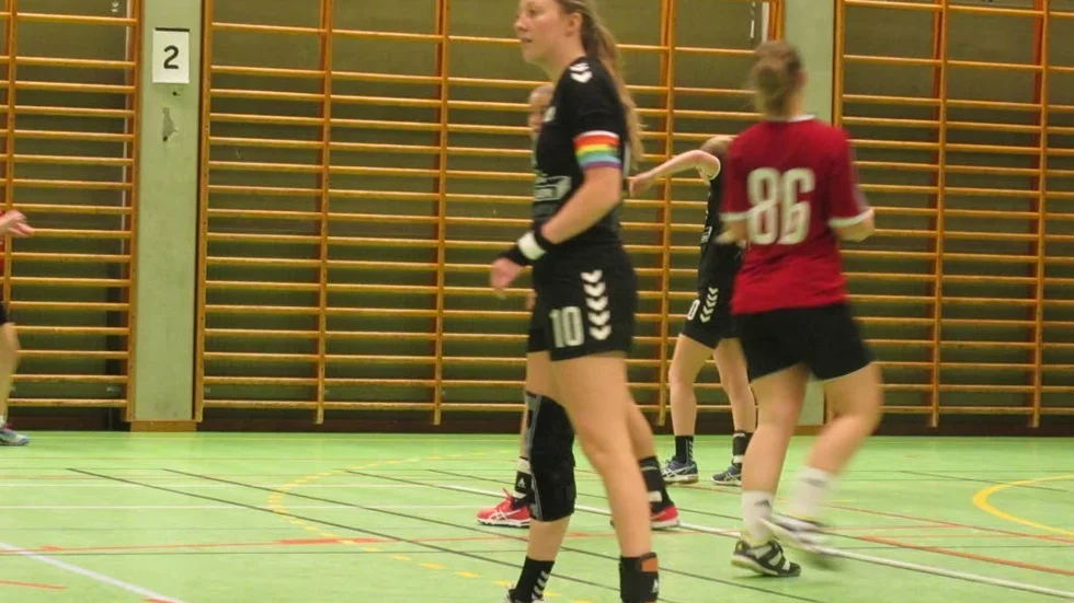 MÅLSPRUTA. Lillpites målspruta Cajsa Hedlund spelar med skydd på arm och ben. En armskada kan innebära att hon tvingas sluta med handbollen.
